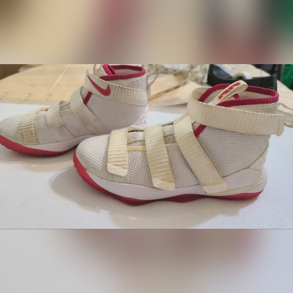 NIKE LABRON JAMES SOLDIERS White/pink Size 13.5c  basketball shoe